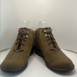 WHITE MOUNTAIN TRENDY CHUKKA SUEDE ANKLE BOOTIE
9M